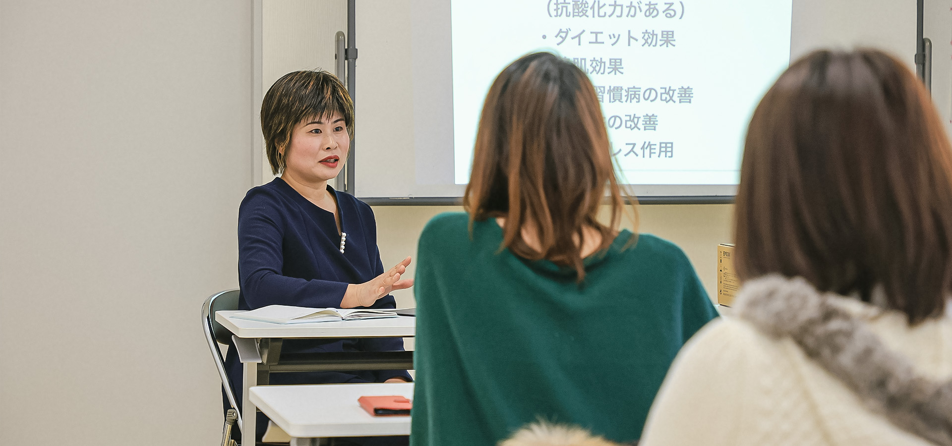 会議室で講習を行う代表